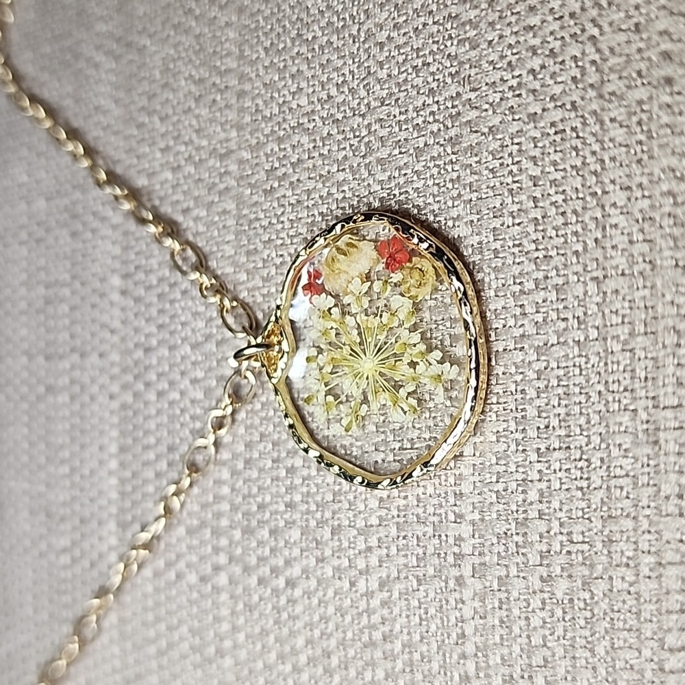 New Red Pressed Flower Dainty Pendant Necklace, NWT